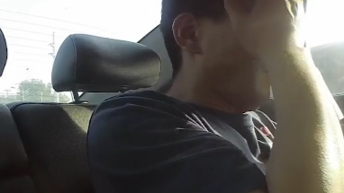 這人啥情況？他在警車上都能睡著
