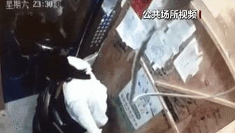 電梯內(nèi)突發(fā)自燃 電動(dòng)車進(jìn)樓怎么禁？ 發(fā)現(xiàn)電瓶車有起火苗頭應(yīng)立刻撤離