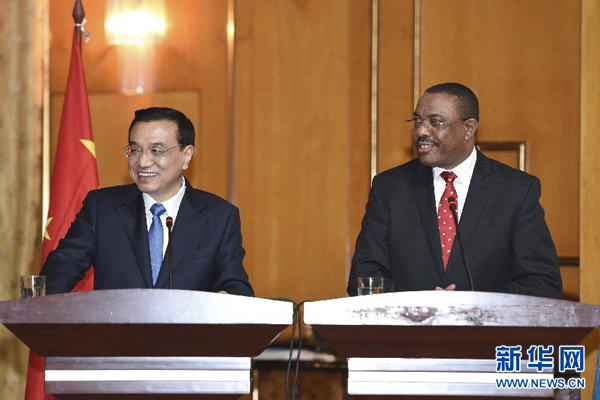 5月4日，國務(wù)院總理李克強在亞的斯亞貝巴與埃塞俄比亞總理海爾馬里亞姆舉行會談。這是會談后，李克強與海爾馬里亞姆共同會見記者。 新華社記者 李學(xué)仁 攝