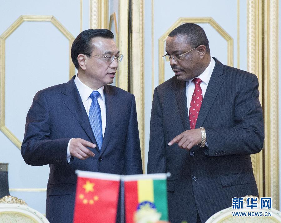 5月4日，中國(guó)國(guó)務(wù)院總理李克強(qiáng)在亞的斯亞貝巴與埃塞俄比亞總理海爾馬里亞姆舉行會(huì)談。這是會(huì)談后，李克強(qiáng)與海爾馬里亞姆共同出席有關(guān)文件簽字儀式。 新華社記者 王曄 攝