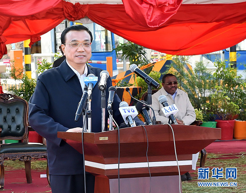 5月5日，國務院總理李克強與埃塞俄比亞總理海爾馬里亞姆共同出席亞的斯亞貝巴-阿達瑪高速公路一期竣工揭牌典禮，并為二期工程開工奠基剪彩。這是李克強在典禮上致辭。新華社記者 李濤 攝 