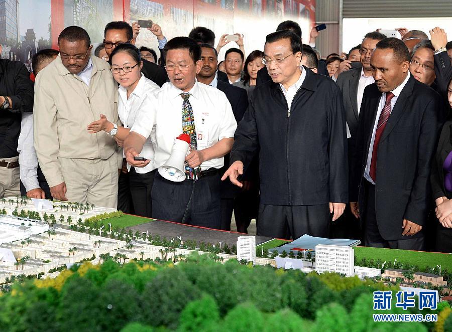  5月5日，中國(guó)國(guó)務(wù)院總理李克強(qiáng)在埃塞俄比亞總理海爾馬里亞姆陪同下參觀東方工業(yè)園。這是李克強(qiáng)與海爾馬里亞姆（左一）一起觀看工業(yè)園沙盤展示。新華社記者 李濤