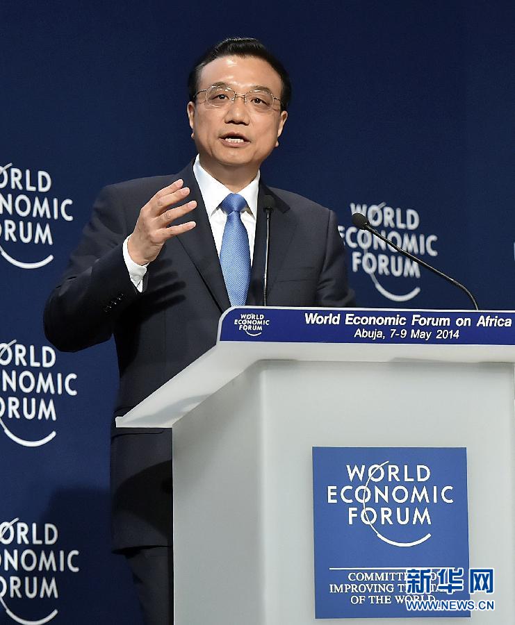 5月8日，國務(wù)院總理李克強(qiáng)在阿布賈出席第24屆世界經(jīng)濟(jì)論壇非洲峰會全會，發(fā)表題為《共同推動非洲發(fā)展邁上新臺階》的特別致辭。 新華社記者李濤 攝 