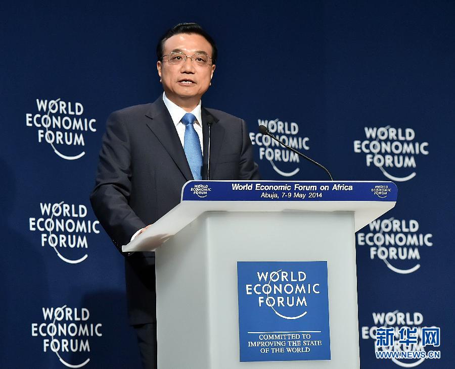 5月8日，中國國務(wù)院總理李克強(qiáng)在阿布賈出席第24屆世界經(jīng)濟(jì)論壇非洲峰會全會，發(fā)表題為《共同推動非洲發(fā)展邁上新臺階》的特別致辭。新華社記者 李濤 攝 