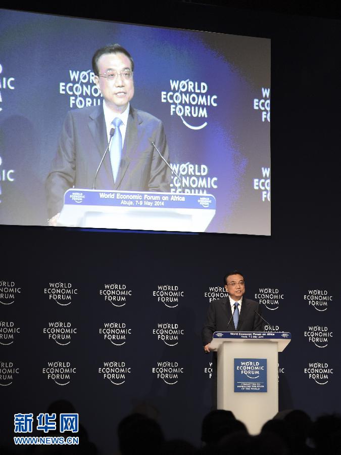 5月8日，中國國務(wù)院總理李克強(qiáng)在阿布賈出席第24屆世界經(jīng)濟(jì)論壇非洲峰會全會，發(fā)表題為《共同推動非洲發(fā)展邁上新臺階》的特別致辭。新華社記者 李學(xué)仁 攝 