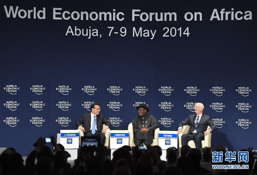  5月8日，中國國務(wù)院總理李克強(qiáng)在阿布賈出席第24屆世界經(jīng)濟(jì)論壇非洲峰會全會，發(fā)表題為《共同推動非洲發(fā)展邁上新臺階》的特別致辭。新華社記者 李學(xué)仁 攝 