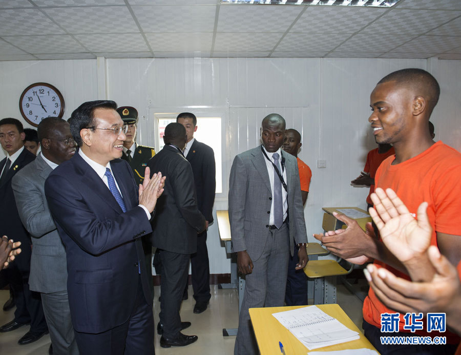 這是李克強(qiáng)在學(xué)校教室內(nèi)同正在上課的學(xué)生互動(dòng)交流。新華社記者王曄攝