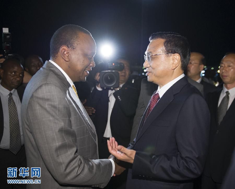 5月9日，應(yīng)肯尼亞總統(tǒng)肯雅塔邀請(qǐng)，中國(guó)國(guó)務(wù)院總理李克強(qiáng)乘專機(jī)抵達(dá)內(nèi)羅畢肯雅塔國(guó)際機(jī)場(chǎng)，開始對(duì)肯尼亞進(jìn)行正式訪問。李克強(qiáng)總理夫人程虹同機(jī)抵達(dá)?？夏醽喛偨y(tǒng)肯雅塔和副總統(tǒng)魯托率肯政府高級(jí)官員到機(jī)場(chǎng)迎接。新華社記者 謝環(huán)馳 攝 