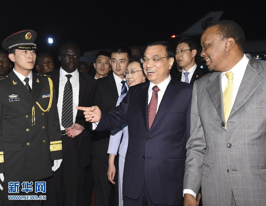 5月9日，應(yīng)肯尼亞總統(tǒng)肯雅塔邀請(qǐng)，中國(guó)國(guó)務(wù)院總理李克強(qiáng)乘專機(jī)抵達(dá)內(nèi)羅畢肯雅塔國(guó)際機(jī)場(chǎng)，開始對(duì)肯尼亞進(jìn)行正式訪問。李克強(qiáng)總理夫人程虹同機(jī)抵達(dá)?？夏醽喛偨y(tǒng)肯雅塔和副總統(tǒng)魯托率肯政府高級(jí)官員到機(jī)場(chǎng)迎接。新華社記者 李學(xué)仁 攝 