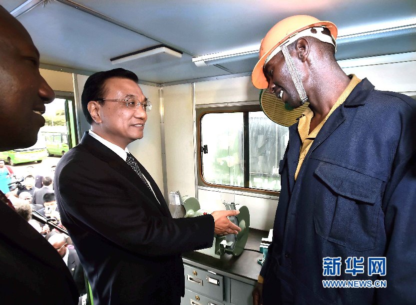 5月11日，國務(wù)院總理李克強參觀肯尼亞國家青年服務(wù)隊。這是李克強與服務(wù)隊隊員親切交談。 新華社記者 李濤 攝