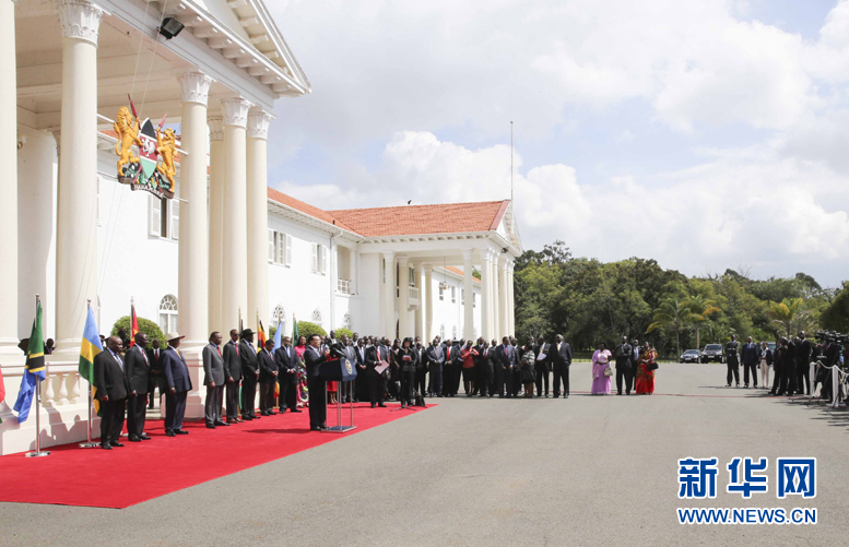 5月11日，中國國務(wù)院總理李克強(qiáng)在內(nèi)羅畢國家宮與肯尼亞總統(tǒng)肯雅塔共同會見記者，介紹中非合作建設(shè)肯尼亞蒙巴薩－內(nèi)羅畢鐵路情況。烏干達(dá)總統(tǒng)穆塞韋尼、盧旺達(dá)總統(tǒng)卡加梅、南蘇丹總統(tǒng)基爾等東非地區(qū)國家領(lǐng)導(dǎo)人參加。新華社記者丁林?jǐn)z