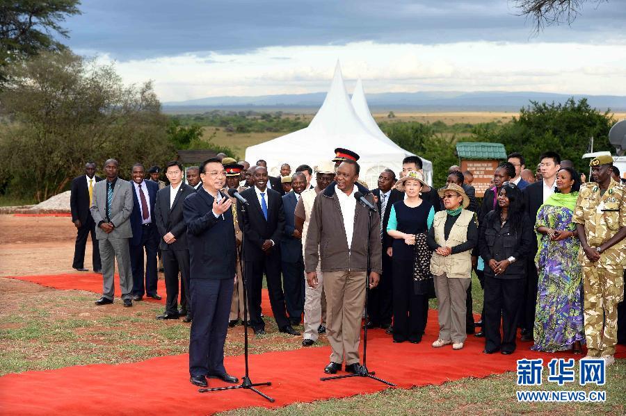 5月10日，國(guó)務(wù)院總理李克強(qiáng)與肯尼亞總統(tǒng)肯雅塔共同參觀肯尼亞內(nèi)羅畢國(guó)家公園焚燒象牙紀(jì)念地，并對(duì)中外記者發(fā)表講話?？夏醽喐笨偨y(tǒng)魯托陪同參觀。新華社記者 李濤 攝 