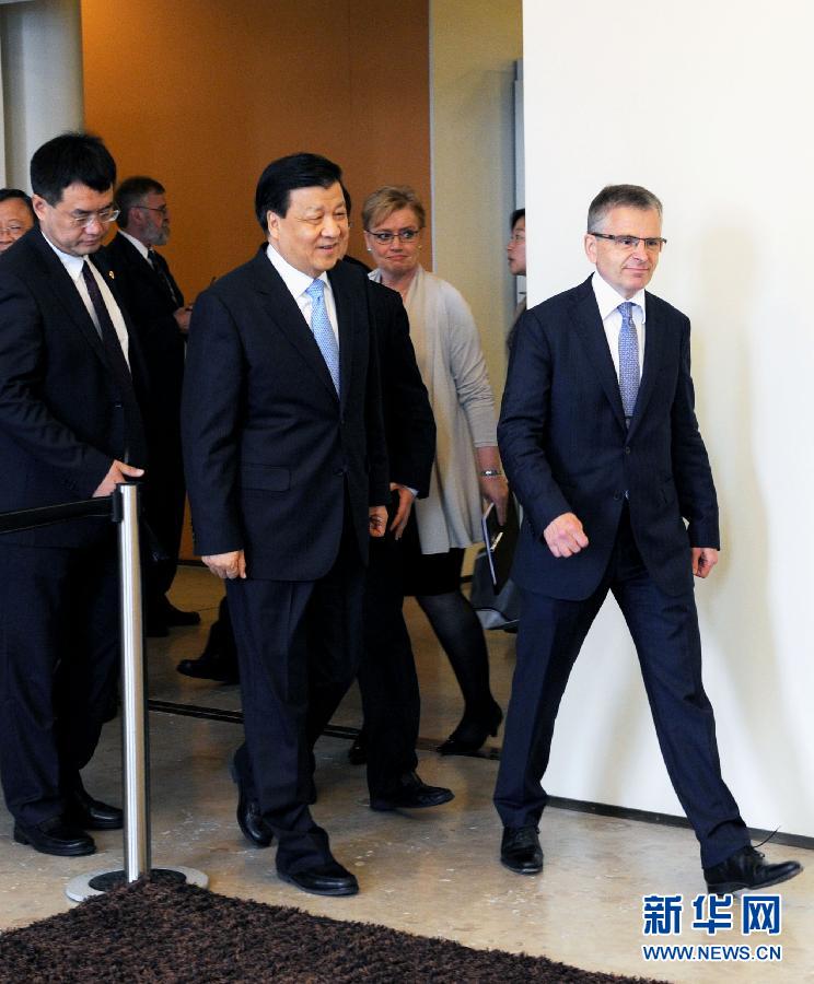 6月13日，中共中央政治局常委、中央書記處書記劉云山在赫爾辛基與赫爾辛基市長帕尤寧共同出席中芬有關(guān)文化藝術(shù)合作及交流活動的諒解備忘錄簽字儀式。新華社記者饒愛民攝