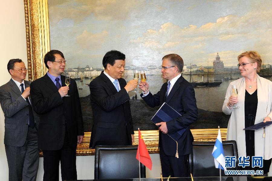 6月13日，中共中央政治局常委、中央書記處書記劉云山在赫爾辛基與赫爾辛基市長帕尤寧共同出席中芬有關文化藝術合作及交流活動的諒解備忘錄簽字儀式。新華社記者饒愛民攝 