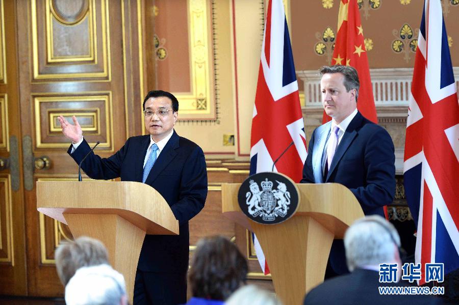 6月17日，中國國務(wù)院總理李克強(qiáng)同英國首相卡梅倫在倫敦舉行中英總理年度會(huì)晤后共同會(huì)見記者。新華社記者 李濤 攝  