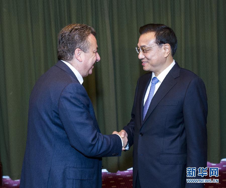 6月21日，國(guó)務(wù)院總理李克強(qiáng)在希臘克里特省首府伊拉克利翁會(huì)見(jiàn)省長(zhǎng)阿爾納烏塔基斯。 新華社記者 王曄 攝 