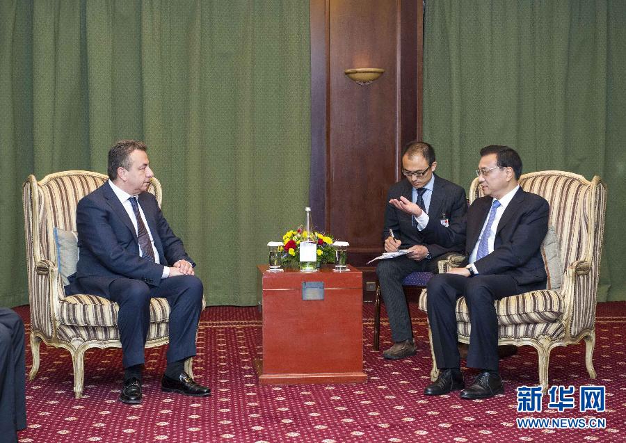 6月21日，國(guó)務(wù)院總理李克強(qiáng)在希臘克里特省首府伊拉克利翁會(huì)見(jiàn)省長(zhǎng)阿爾納烏塔基斯。 新華社記者 王曄 攝