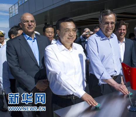 這是李克強與薩馬拉斯共同發(fā)出指令，一列滿載中國貨物的列車緩緩駛出比雷埃夫斯港，開往中東歐目的地。新華社記者 王曄 攝