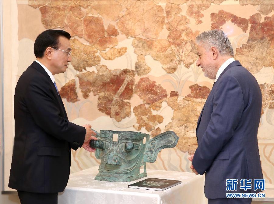 6月21日，國務(wù)院總理李克強與希臘總理薩馬拉斯共同出席希臘伊拉克利翁博物館新館開館儀式并發(fā)表講話。這是李克強向伊拉克利翁博物館贈送三星堆出土文物復(fù)制品。新華社記者 龐興雷 攝 