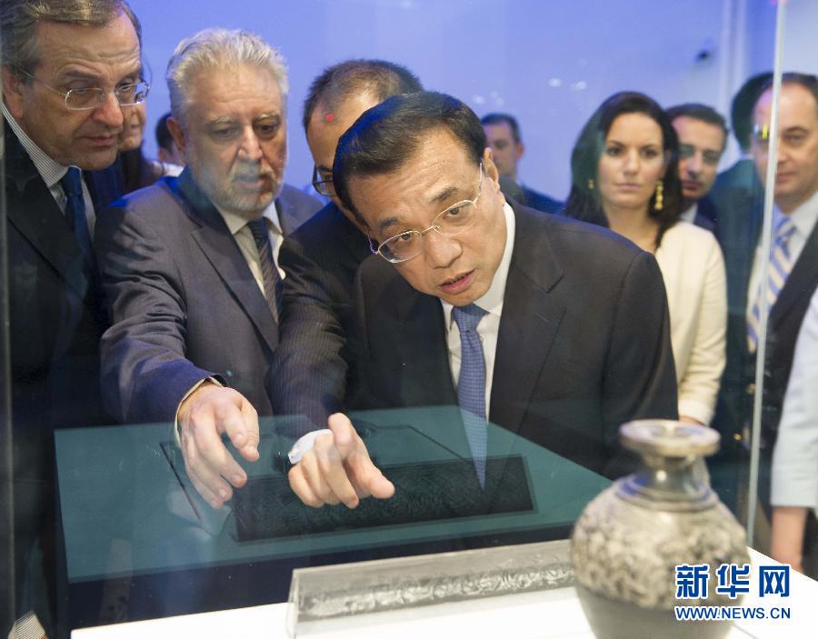  6月21日，國務(wù)院總理李克強與希臘總理薩馬拉斯共同出席希臘伊拉克利翁博物館新館開館儀式并發(fā)表講話。這是李克強在參觀博物館展品。新華社記者 黃敬文 攝 