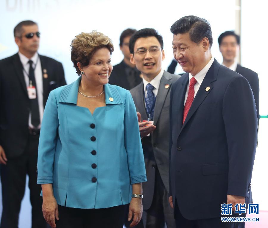 7月15日，國(guó)家主席習(xí)近平在巴西福塔萊薩出席金磚國(guó)家領(lǐng)導(dǎo)人第六次會(huì)晤。這是巴西總統(tǒng)羅塞夫迎接習(xí)近平主席。 新華社記者 蘭紅光 攝 