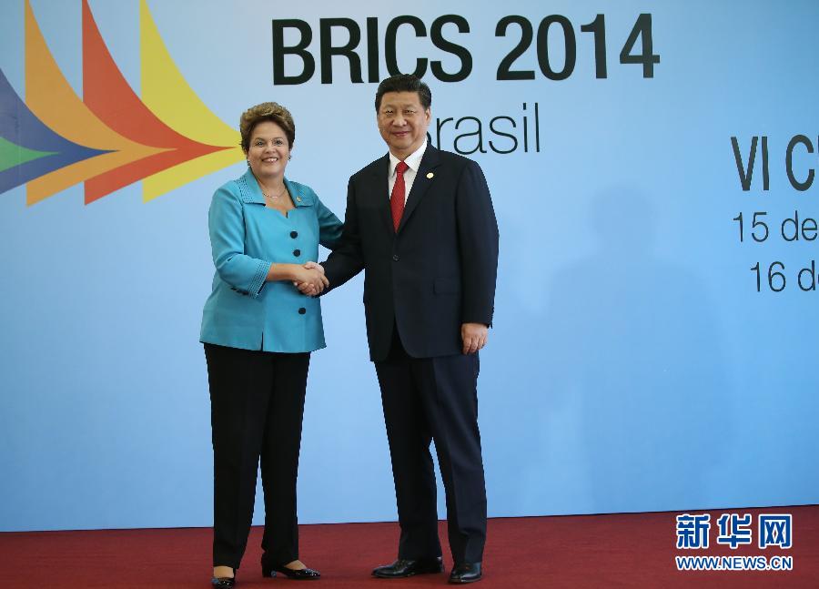 7月15日，國(guó)家主席習(xí)近平在巴西福塔萊薩出席金磚國(guó)家領(lǐng)導(dǎo)人第六次會(huì)晤。這是巴西總統(tǒng)羅塞夫迎接習(xí)近平主席。 新華社記者 蘭紅光 攝 