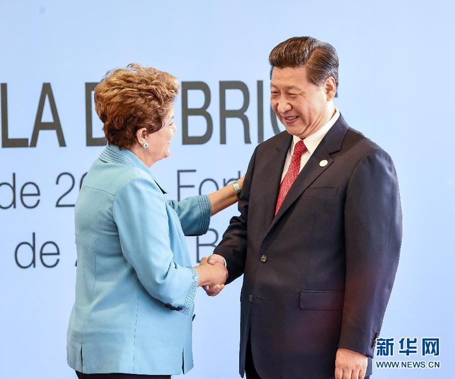 7月15日，國(guó)家主席習(xí)近平在巴西福塔萊薩出席金磚國(guó)家領(lǐng)導(dǎo)人第六次會(huì)晤。這是巴西總統(tǒng)羅塞夫迎接習(xí)近平主席。 新華社記者 李學(xué)仁 攝  