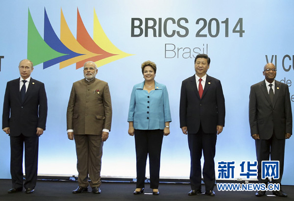  7月15日，國(guó)家主席習(xí)近平在巴西福塔萊薩出席金磚國(guó)家領(lǐng)導(dǎo)人第六次會(huì)晤。這是金磚國(guó)家領(lǐng)導(dǎo)人集體合影。 新華社記者蘭紅光攝