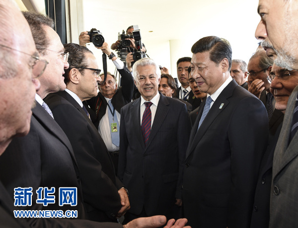 7月16日，國家主席習(xí)近平在巴西利亞會見巴西參議長卡列羅斯和眾議長阿爾維斯。這是兩院議長迎接習(xí)近平主席，并介紹議員代表。 新華社記者李學(xué)仁 攝 