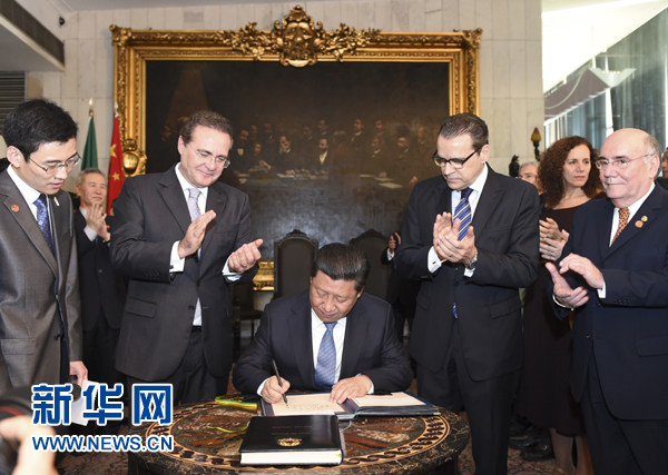 7月16日，國家主席習(xí)近平在巴西利亞會見巴西參議長卡列羅斯（前排左二）和眾議長阿爾維斯（前排右二）。這是習(xí)近平應(yīng)邀為參眾兩院題詞。新華社記者 李學(xué)仁 攝 