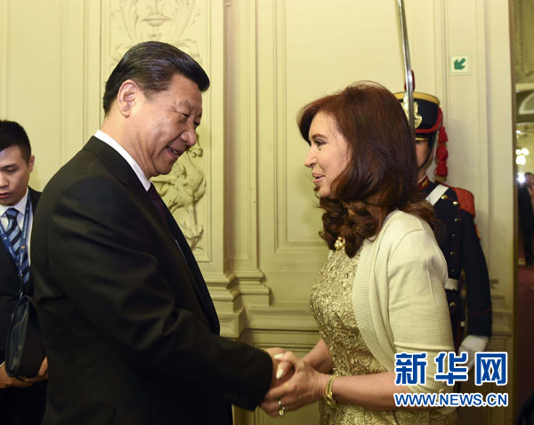 當(dāng)?shù)貢r(shí)間7月18日，國家主席習(xí)近平在布宜諾斯艾利斯同阿根廷總統(tǒng)克里斯蒂娜舉行會(huì)談。這是會(huì)談開始前，克里斯蒂娜在總統(tǒng)府為習(xí)近平舉行隆重歡迎儀式。新華社記者 李學(xué)仁 攝