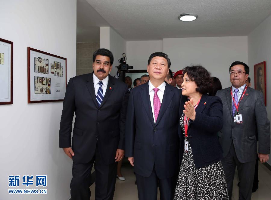 當?shù)貢r間7月21日，國家主席習近平在委內瑞拉總統(tǒng)馬杜羅陪同下在加拉加斯參觀蒂烏娜社會住房項目。 新華社記者 蘭紅光 攝