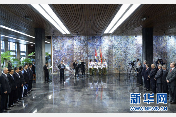 當(dāng)?shù)貢r(shí)間7月22日，國家主席習(xí)近平在哈瓦那接受古巴政府授予的&ldquo;何塞&middot;馬蒂&rdquo;勛章。古巴國務(wù)委員會(huì)主席兼部長會(huì)議主席勞爾&middot;卡斯特羅為習(xí)近平佩戴勛章。新華社記者馬占成攝