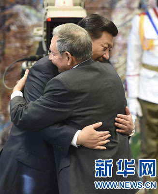 當(dāng)?shù)貢r(shí)間7月22日，國家主席習(xí)近平在哈瓦那接受古巴政府授予的&ldquo;何塞&middot;馬蒂&rdquo;勛章。古巴國務(wù)委員會(huì)主席兼部長會(huì)議主席勞爾&middot;卡斯特羅為習(xí)近平佩戴勛章。新華社記者馬占成攝