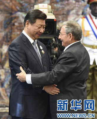 當(dāng)?shù)貢r(shí)間7月22日，國家主席習(xí)近平在哈瓦那接受古巴政府授予的&ldquo;何塞&middot;馬蒂&rdquo;勛章。古巴國務(wù)委員會(huì)主席兼部長會(huì)議主席勞爾&middot;卡斯特羅為習(xí)近平佩戴勛章。新華社記者馬占成攝