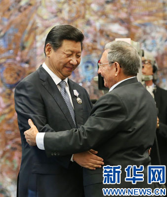 當(dāng)?shù)貢r(shí)間7月22日，國家主席習(xí)近平在哈瓦那接受古巴政府授予的&ldquo;何塞&middot;馬蒂&rdquo;勛章。古巴國務(wù)委員會(huì)主席兼部長會(huì)議主席勞爾&middot;卡斯特羅為習(xí)近平佩戴勛章。新華社記者劉衛(wèi)兵攝