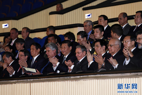      出當(dāng)?shù)貢r(shí)間7月22日，國(guó)家主席習(xí)近平在哈瓦那與古巴國(guó)務(wù)委員會(huì)主席兼部長(zhǎng)會(huì)議主席勞爾&middot;卡斯特羅共同觀看中古芭蕾舞聯(lián)合演出。新華社記者李學(xué)仁攝 