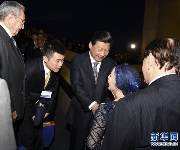     當(dāng)?shù)貢r(shí)間7月22日，國(guó)家主席習(xí)近平在哈瓦那與古巴國(guó)務(wù)委員會(huì)主席兼部長(zhǎng)會(huì)議主席勞爾&middot;卡斯特羅共同觀看中古芭蕾舞聯(lián)合演出。新華社記者李學(xué)仁攝 