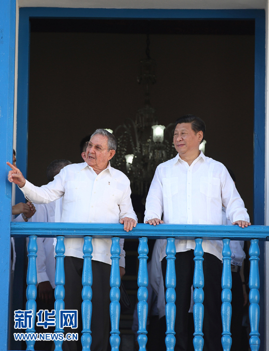 這是習(xí)近平在勞爾陪同下參觀圣地亞哥市政府時(shí)一同走上二層陽(yáng)臺(tái)。1959年1月1日，菲德?tīng)?middot;卡斯特羅就是站在這里宣布古巴革命勝利。新華社記者蘭紅光 攝 