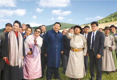 　　八月二十二日，國家主席習(xí)近平在蒙古國總統(tǒng)額勒貝格道爾吉陪同下前往烏蘭巴托市郊觀看那達慕。這是習(xí)近平和夫人彭麗媛同額勒貝格道爾吉夫婦觀看表演。新華社記者　鞠鵬攝