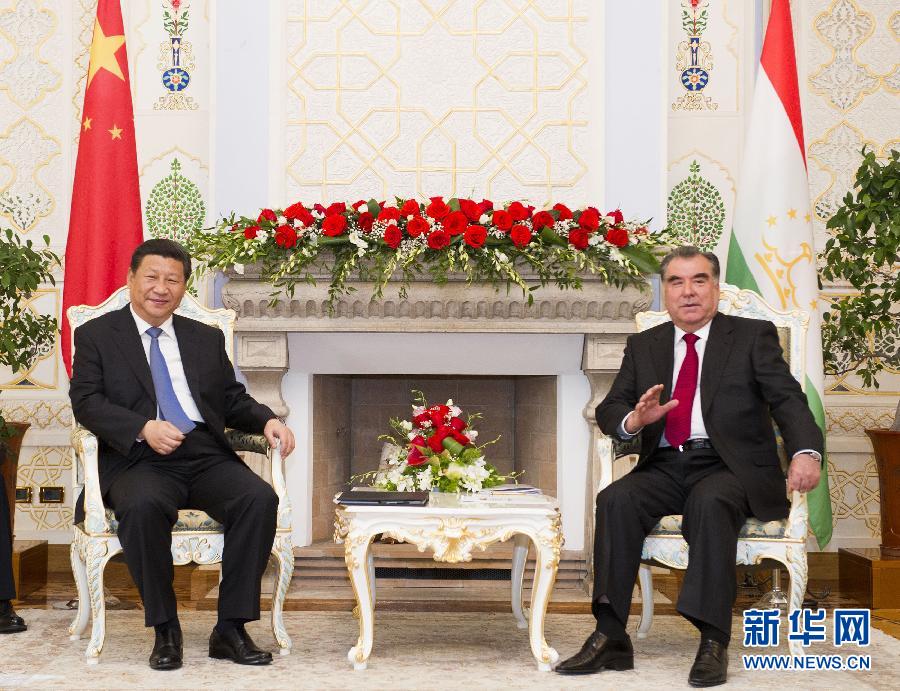 9月13日，國家主席習近平在杜尚別同塔吉克斯坦總統(tǒng)拉赫蒙舉行會談。 新華社記者黃敬文攝 