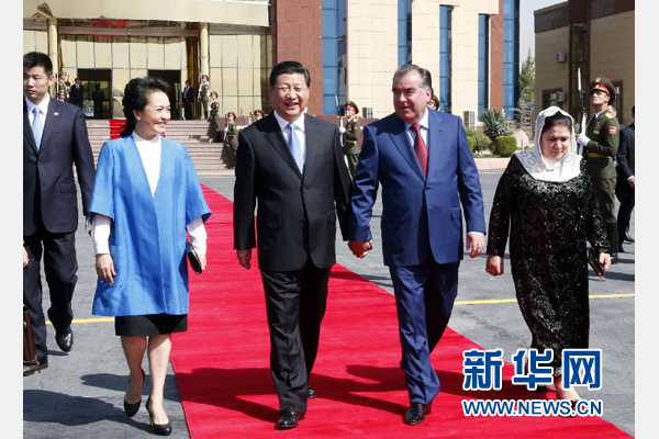 9月14日，國(guó)家主席習(xí)近平結(jié)束對(duì)塔吉克斯坦的國(guó)事訪問，乘坐專機(jī)離開杜尚別。拉赫蒙總統(tǒng)夫婦專程到機(jī)場(chǎng)為習(xí)近平和夫人彭麗媛送行。新華社記者 鞠鵬 攝 