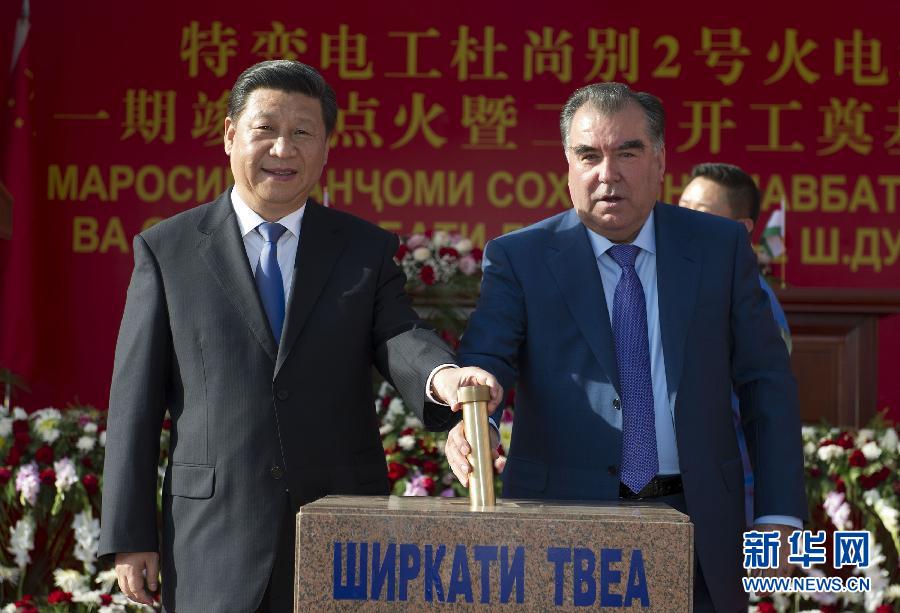 9月13日，國(guó)家主席習(xí)近平和塔吉克斯坦總統(tǒng)拉赫蒙在杜尚別共同出席中塔兩國(guó)重大合作項(xiàng)目&mdash;&mdash;杜尚別2號(hào)熱電廠一期工程竣工儀式、二期工程開工儀式。這是習(xí)近平和拉赫蒙一同將裝有兩國(guó)元首簽名二期工程奠基紀(jì)念頁(yè)的金色金屬管放入水泥墩中。 新華社記者黃敬文攝 