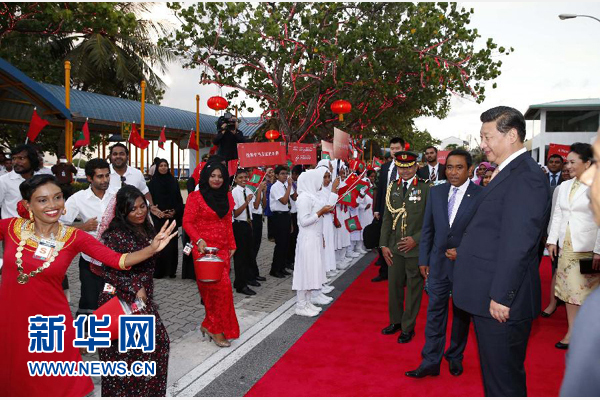  9月14日，國家主席習(xí)近平抵達(dá)馬累，開始對馬爾代夫進(jìn)行國事訪問。習(xí)近平和夫人彭麗媛在機(jī)場受到馬爾代夫總統(tǒng)亞明夫婦的熱情迎接。新華社記者 鞠鵬 攝 