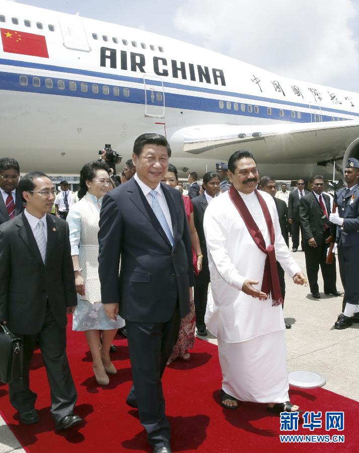 9月16日，國(guó)家主席習(xí)近平抵達(dá)科倫坡，開(kāi)始對(duì)斯里蘭卡進(jìn)行國(guó)事訪問(wèn)。在班達(dá)拉奈克國(guó)際機(jī)場(chǎng)，習(xí)近平和夫人彭麗媛受到拉賈帕克薩總統(tǒng)夫婦熱情迎接。新華社記者鞠鵬攝 