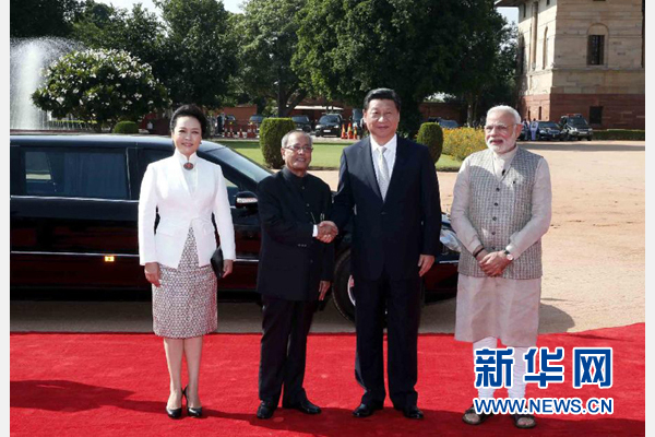 9月18日，國家主席習(xí)近平出席印度總統(tǒng)慕克吉在總統(tǒng)府舉行的隆重歡迎儀式。這是儀式前，習(xí)近平與慕克吉親切握手。 新華社記者 鞠鵬 攝