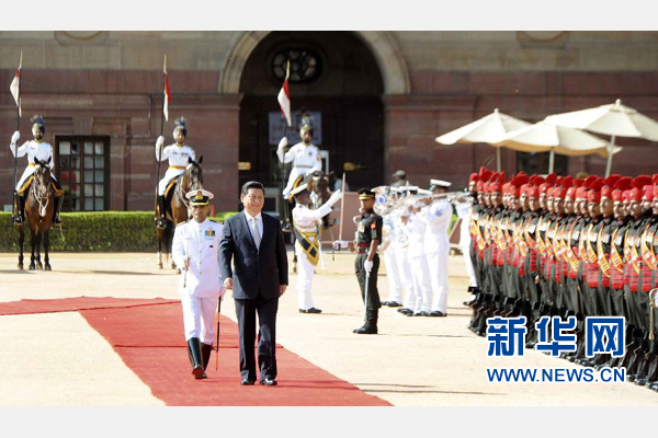 9月18日，國家主席習(xí)近平出席印度總統(tǒng)慕克吉在總統(tǒng)府舉行的隆重歡迎儀式。 新華社記者 張鐸 攝