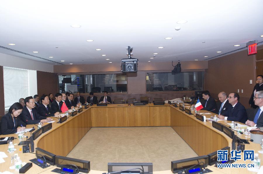 9月23日，出席聯(lián)合國氣候峰會的國家主席習(xí)近平特使、國務(wù)院副總理張高麗在紐約聯(lián)合國總部會見法國總統(tǒng)奧朗德。 新華社記者 王曄 攝