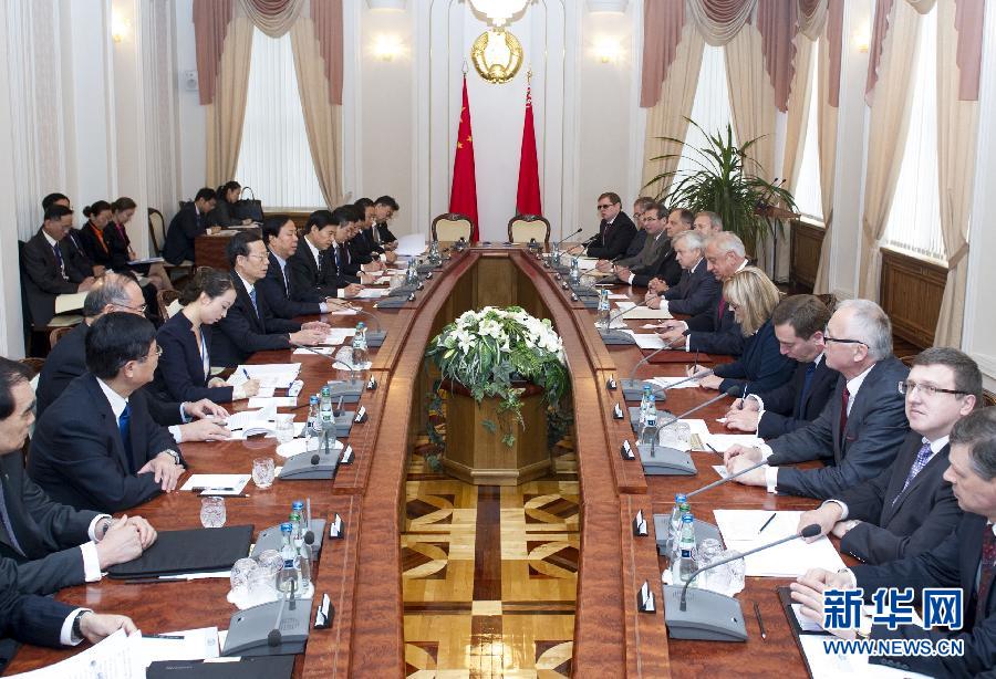  9月27日，應(yīng)邀訪問白俄羅斯的國務(wù)院副總理張高麗在明斯克同白俄羅斯總理米亞斯尼科維奇舉行會談。 新華社記者王曄攝