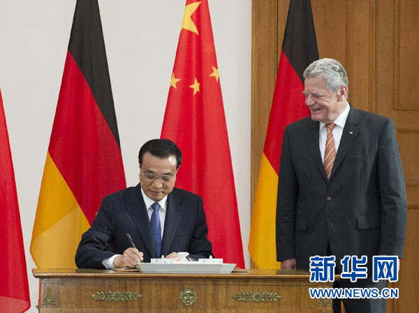 10月10日，國務院總理李克強在柏林會見德國總統(tǒng)高克。這是李克強總理在高克總統(tǒng)的陪同下在貴賓簿上簽字。 新華社記者 王曄 攝 